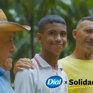 A young person and two adults with text : "Dial X Solidaridad"