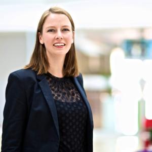  Caroline Berns in a black dress and jacket