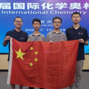students holding up Chinese flag