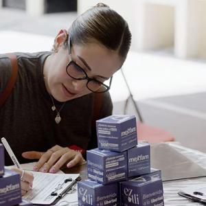 Hulsi & Smurfit-Westrock, person writing