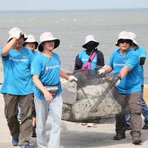 #PullingOurWeight, people carrying things on a beach