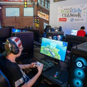 Students playing esports 
