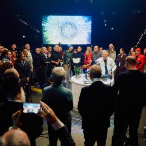 Under the direction of the Hamburg-based musical trio Sons of Hamburg, Joja Wendt, Stefan Gwildis, and Rolf Claussen, nearly hundred people gathered at AEG’s Barclay’s Arena to create a picture of inclusion.
