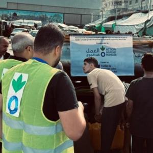 Action Against Hunger teams distribute more than 5,000 liters of clean water to a school for nearly 300 families in Gaza City.