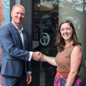 2 people shake hands