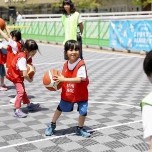 kids playing basketball