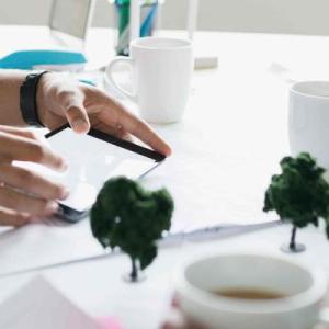3 people meeting 
