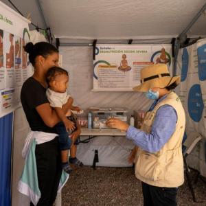 Action Against Hunger's teams in Danlí monitor the nutrition status of a young mother and her baby.  / Photo by Gonzalo Höhr