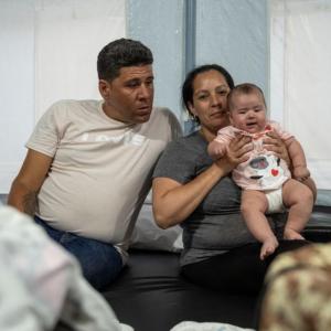 Eddy and his wife stopped with their baby at the Temporary Resting Center in Trojes, Honduras.  / Photo by Gonzalo Höhr