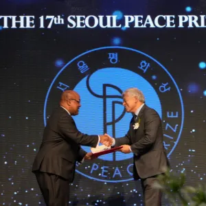 Direct Relief CEO Byron Scott (left) receives the Seoul Peace Prize from Jaeho Yeom, Chairman of the Seoul Peace Prize Cultural Foundation, at an awards ceremony in Seoul on April 28, 2025.