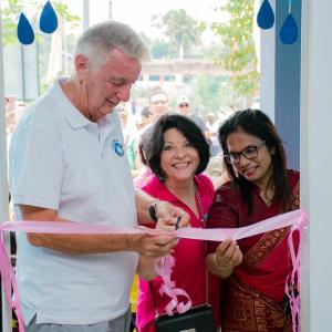 Reiner Meutsch cutting a ribbon with two others
