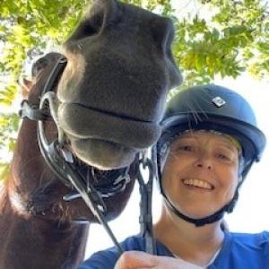 Julia Reilly holding the reins of a horse.