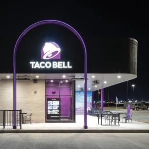 Taco Bell restaurant exterior 