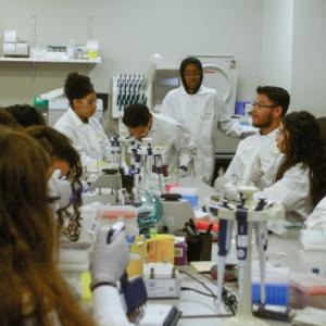 SD2 STEM students working in the lab.