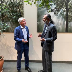 Erik Ekudden and Amandeep Singh Gill talking in a hallway