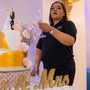 Yudy Carrera with a cake