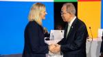 Kirsty Coventry shaking hands 