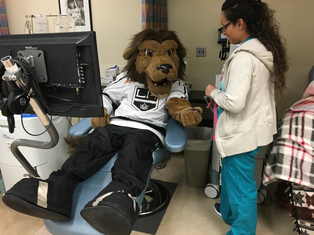 La Kings Team Up With Children S Hospital Los Angeles