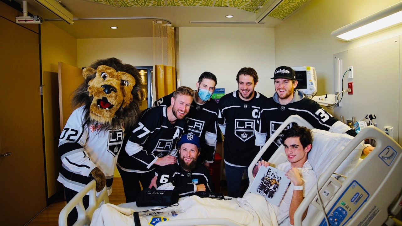 la kings holiday jersey