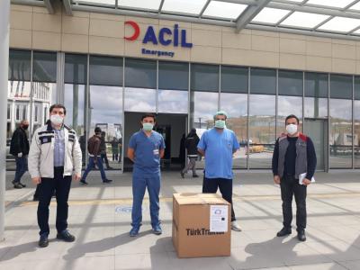 TürkTraktör employees delivering the supplies produced to local hospitals.