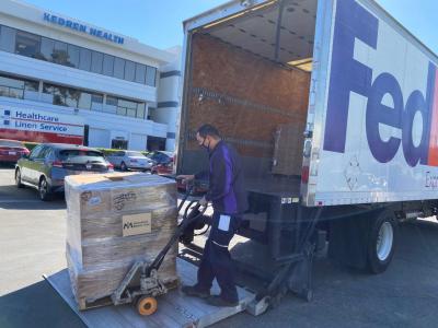 Thanks to support from FedEx, International Medical Corps supplied much-needed personal protective equipment (PPE) and deployed emergency medical field units to Kedren Community Health Center in South Los Angeles. The PPE and field units are enabling International Medical Corps volunteers to administer more than 2,100 COVID-19 vaccines daily.