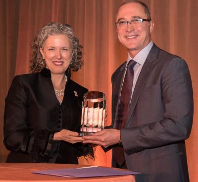 Keep America Beautiful President and CEO Helen Lowman presents Keep America Beautiful's 2017 Vision for America Award to Delta Air Lines President Glen Hauenstein at the annual dinner in New York City. The Vision for America Award is given annually to a corporation whose commitment to corporate social responsibility and sustainability has significantly enhanced civic, environmental and social stewardship.