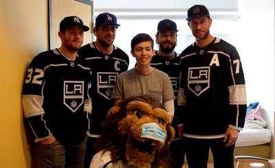 AEG LA Kings players (from left to right) Jonathan Quick, Anze Kopitar, Drew Doughty and Jeff Carter meet and pose with a patient from Children’s Hospital Los Angeles during the team’s annual visit on January 16, 2018.