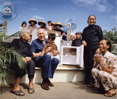 Lord Lawrence Kadoorie handed out electrical appliances to residents of Tap Mun in 1978.