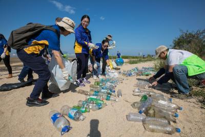 CLP volunteers clean up Hong Kong beaches to help protect our marine ecology.