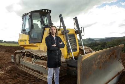Marco Roberto Bertoli, president of the São Miguel Arcanjo Society with the donated New Holland Dozer.