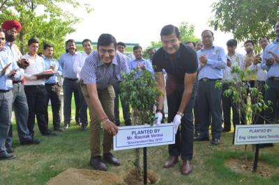 Employees in India engaged in a tree planting drive in partnership with local dealers. Image taken before COVID-19 social distancing regulations.