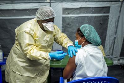 Nurse Jeanne received her first dose of vaccine at Goma General Hospital in the Democratic Republic of the Congo. "I am happy to have received my vaccine," she says. © UNICEF/UN0459774/Wenga