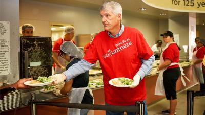 CEO Tim Sloan volunteering at the nonprofit Union Rescue Mission in Los Angeles.