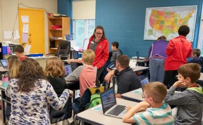 Julie Cusano, an Americorps member of a Comcast NBCUniversal-sponsored City Year team, helped bring more digital skills training to the classroom for students who would otherwise have limited access to computers. Photo credits: Comcast