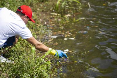 FPT Industrial volunteers clearing up the banks of Lagoa Boa Vista lake in Brazil.