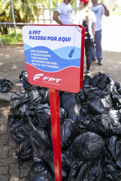 FPT Industrial employees collected an impressive quantity of plastic and other waste during the watercourse clean up in Brazil.