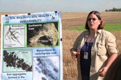 At a Field Day at the United States Department of Agriculture’s Research Farm in Mandan, North Dakota, Kris Nichols discusses the roles of soil biology in nutrient cycling and soil ecosystem engineering (i.e. tunnels formed by earthworms and soil aggregates formed by bacteria and fungi).