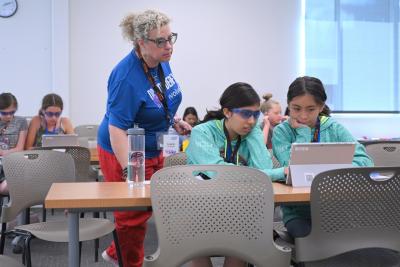 Laurie Horenstein, Intel Employee Service Corps senior program director, works with campers in the Science Girls’ STEAM Camp. Girls in seventh, eighth and ninth grades take part in the camp at Oregon State University, Cascades campus in Bend, Oregon, from July 28 to Aug. 3, 2019. (Credit: Walden Kirsch/Intel Corporation)