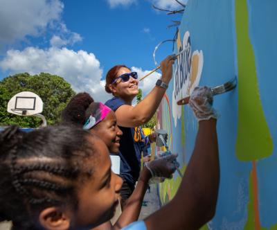 JetBlue revealed the location of Destination Good as the Dominican Republic Nearly 50 #CheckInForGood contest winners and their guests joined JetBlue for a four-day service trip and volunteered alongside the airline’s crewmembers and non-profit partners. During the trip, volunteers helped upgrade the basketball court at the Escuela Básica Dos Jardas in Punta Cana.