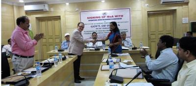 Signing ceremony of the agreement between the Government of Odisha and ICRAF. Dr Javed Rizvi of ICRAF shakes hands with Ms. Sujata R Kartikeyan, Commissioner/ Director, Watershed Mission. Looking from left to right: HK Panda, Director (Technical), Watersheds; Gagan Kumar Dhal, Agricultural Production; Commissioner Shri Pradeep Maharathy, Minister of Agriculture and Farmers’ Empowerment; Saurabh Garg, Principal Secretary, Department of Agriculture and Farmers Empowerment; and AM Muthukumar, Director of Agriculture. Photo: World Agroforestry Centre
