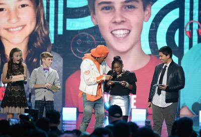 Nick Cannon and our 2017 HALO Honorees Raegan Junge, Caleb White, Zoe Terry, Andrew Dunn. (Photo by Andrew Toth/Getty Images for Nickelodeon)