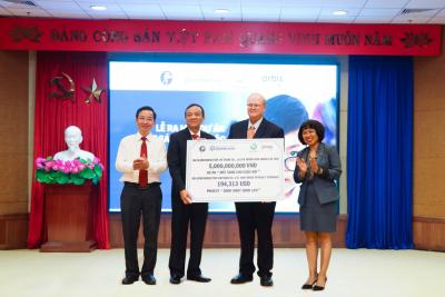 ON Semiconductor presents the grant award to Orbis International during project opening ceremony in January 2020 in Bien Hoa City, Dong Nai Province, Vietnam. From the left: Dr. Le Quang Trung – Deputy Director of Dong Nai Department of Health; Dr. Ngo Duc Tuan – Director of Dong Nai General Hospital; Keith Jackson – President/CEO of ON Semiconductor; and Tran Thi Thanh Huong – Country Director of Orbis International, Vietnam. Photo courtesy of Orbis International.