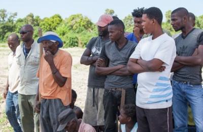Local farmers gathered to watch the launch of the cotton field trials and actively engaged with the speakers to learn more about how to get involved and bring back a crop that was grown by their parents and grandparents. Photo credit: SFA/Thomas Noreille.