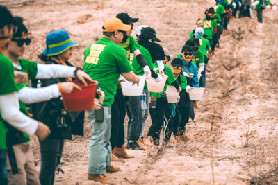138 Timberland volunteers formed a human chain and bucket brigade to water 650 newly planted trees in Inner Mongolia’s Horqin Desert. Timberland and Green Network have planted 2.6 million trees in the Desert since 2001 to help return the area to the grassland it once was.