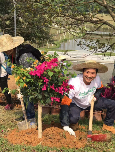 Employees of Timberland’s Zhongshan office install a shrub and perennial bed at the entrance to a large botanical garden in Dongguan, to kick off the Earth Day season. The park is heavily frequented on weekends, giving city-dwellers a respite from city life and offering a relaxing space to hike, bike, or enjoy a picnic.