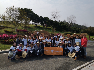 To kick off Earth Day season, Timberland associates from Zhongshan take time out of their workday to add beauty and color to an entrance of the Dongguan Botanical Garden in Guangdong. The event was organized as part of Timberland’s Path of Service™ program, which gives full-time employees up to 40 paid hours per year to give back to their communities.