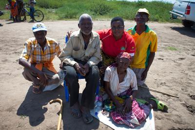 Joana Tiago Macua’cua (red shirt) works for INAS in Chokwe District, Mozambique, one of WFP’s local implementing partners that identifies individuals and families in need of food assistance. Source: Guido Dingemans