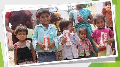 Low-income families in India are given efficient energy-saving light bulbs in a project supported by Go Neutral.