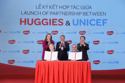 HUGGIES and UNICEF launch of partnership event Front row: Ms Rana Flowers, UNICEF Representative for Vietnam Mr Ashwini Nagpal, Managing Director, Kimberly-Clark Vietnam Back row: Ms Caryn McClelland, Charges d'Affaires US Embassy in Vietnam Mr Nguyen Truong Son, Vice Minister, Ministry of Health in Vietnam Mr Nguyen Duc Vinh, Director of Maternal and Child Health, Ministry of Health