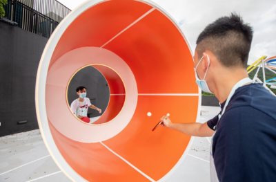 Visitors can play table tennis through a huge tube instead of the usual rectangular table. It demonstrates the concept of a natural gas transmission line.